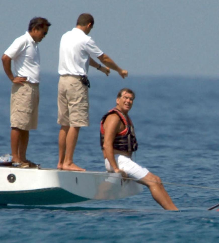 Pierce Brosnan bekommt Hilfe beim Wasser-Ski