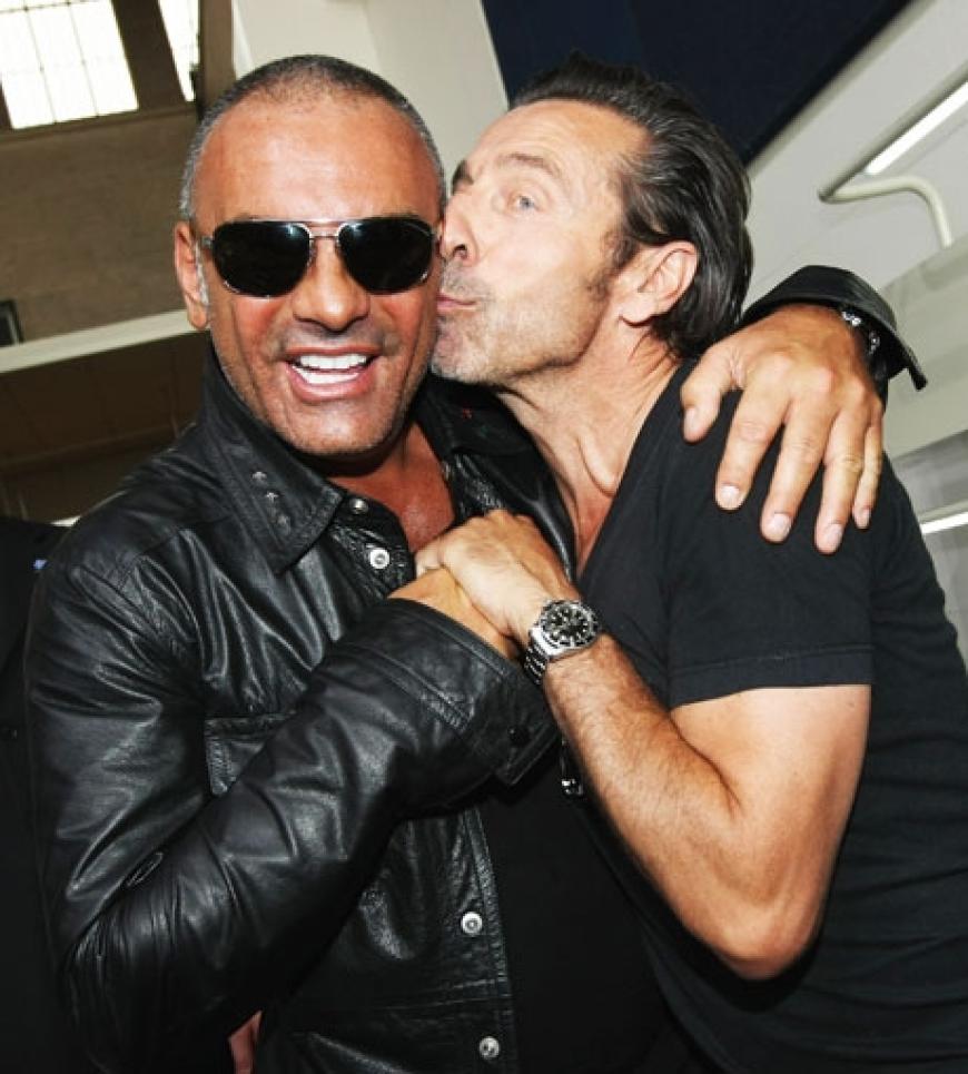 Christian Audigier wird von Designer Pierre Morisset geküsst