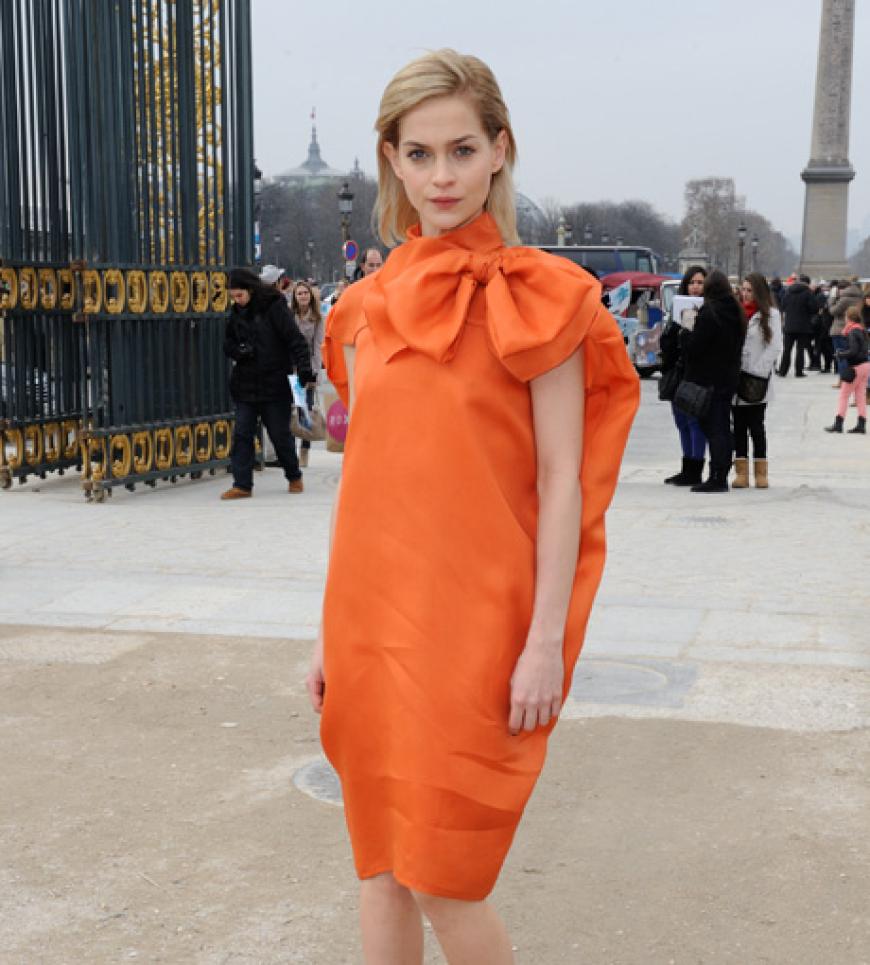 Model Leigh Lezark trotzte dem tristen Grau des Pariser Modehimmels in ihrem Viktor&Rolf; Kleid. Besonders toll finden wir die XL-Schleife!