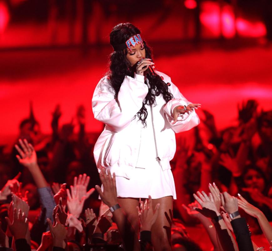 Rihanna performt live auf der Bühne