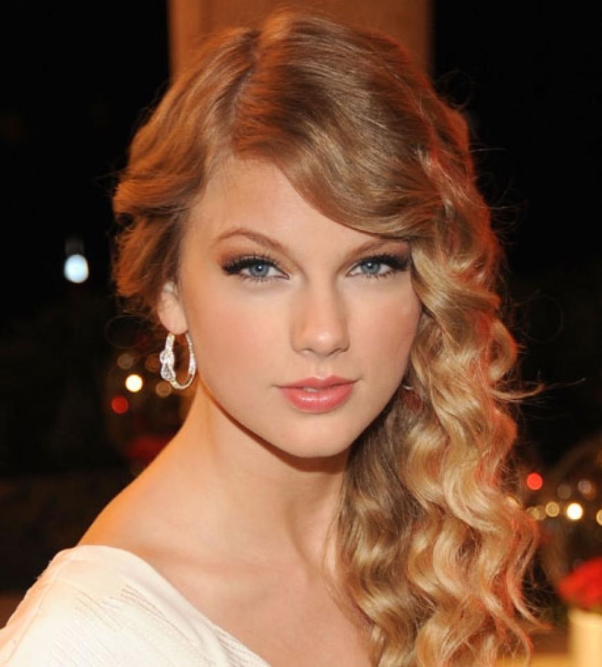 Zeitlos elegant sind definierte Korkenzieherlocken wie die von Country-Sängerin Taylor Swift