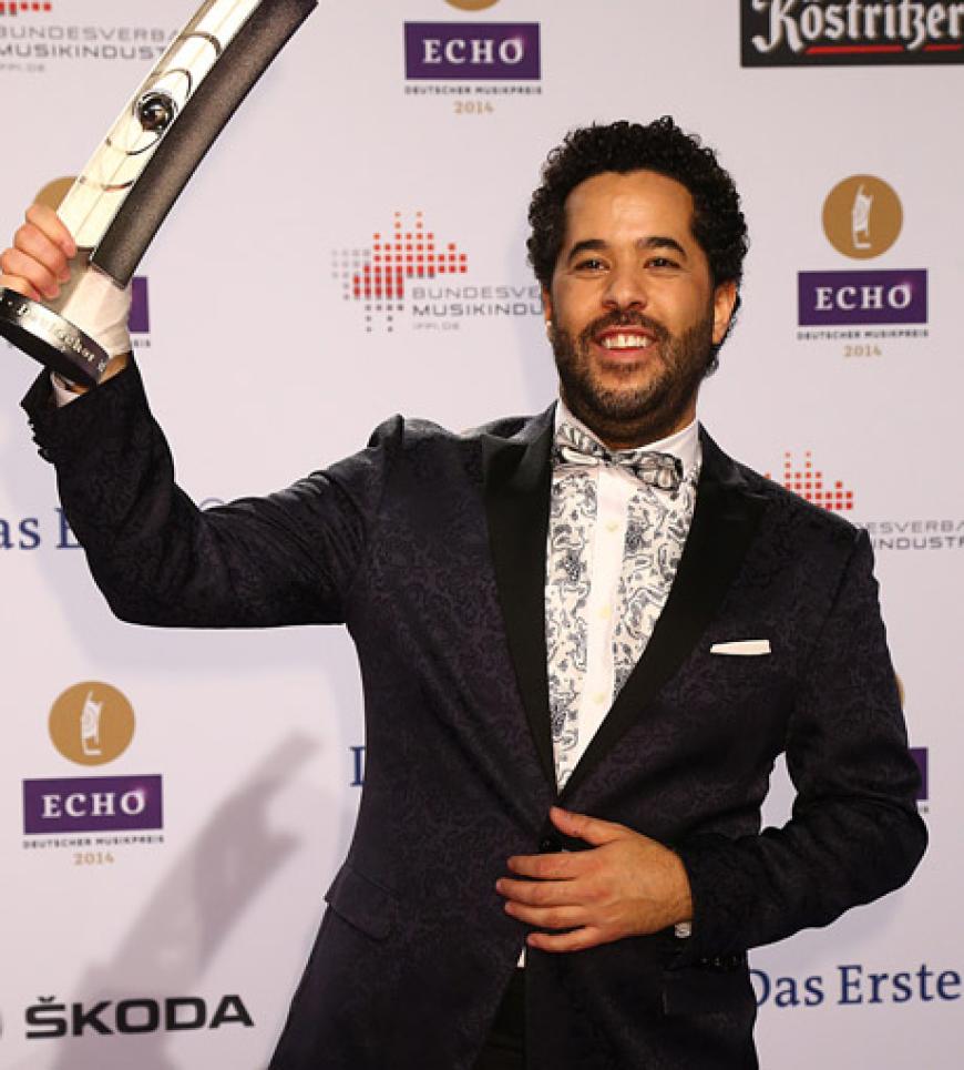 Zwar schon ein alter Showhase aber dennoch freut sich Adel Tawil über den Preis in der Kategorie