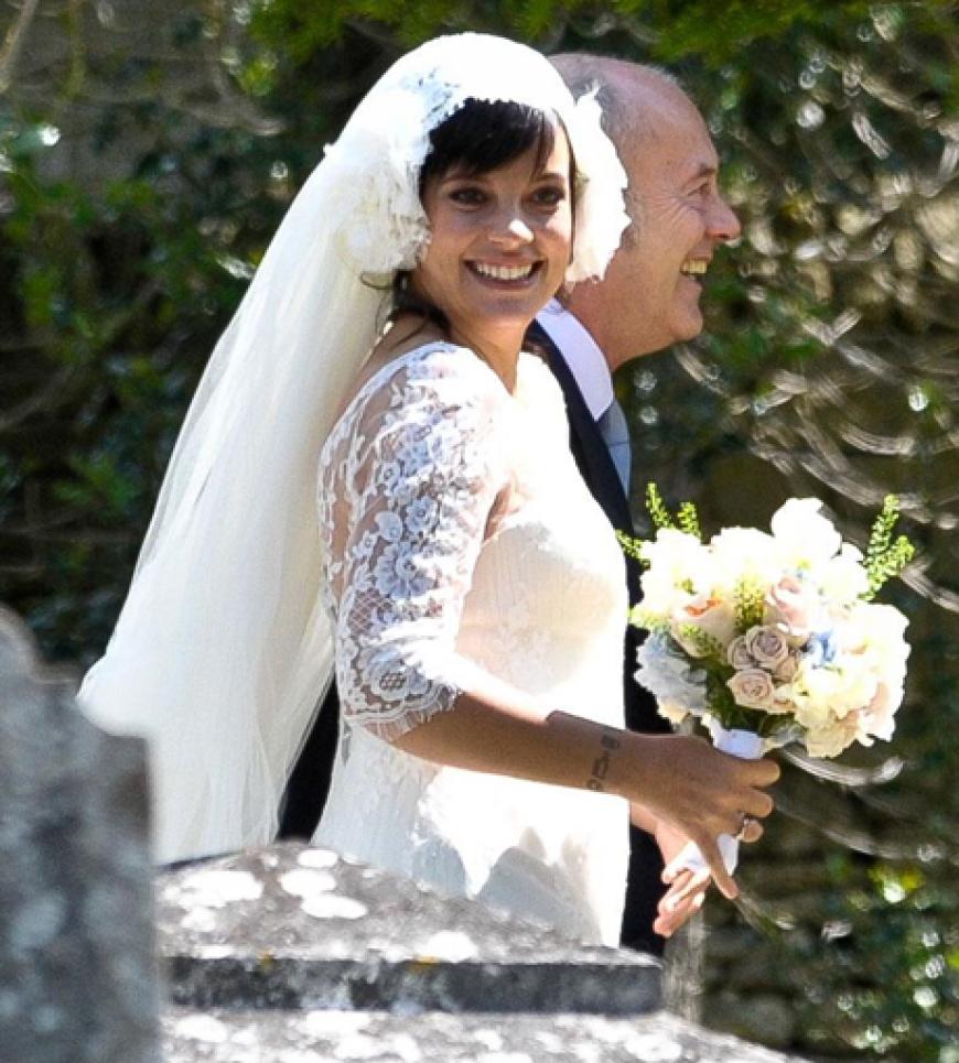 Der Blumenstrauß der Braut bestand aus einem Rosenbouquet gemischt mit Pfirsich farbenen und blauen Blumen
