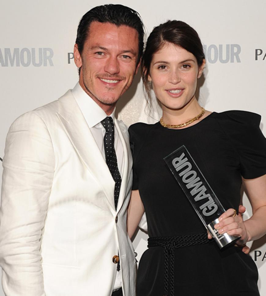 Gemma Arterton mit Luke Evans und ihrem Award