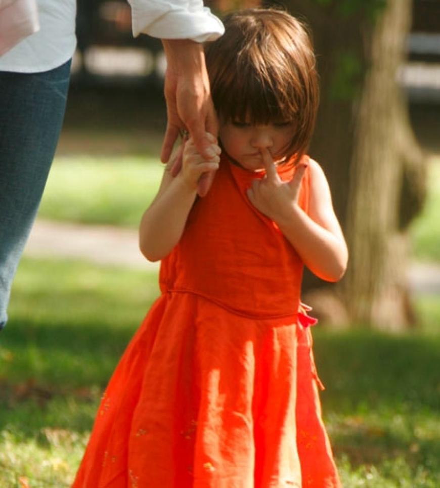 Suri Cruise tapst mit ernster ´Miene neben ihrer Mutter durch New York