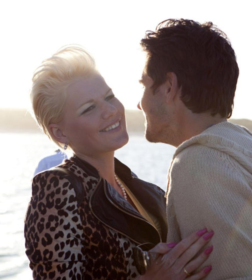 Melanie und Bachelor Jan genießen die Abendsonne´