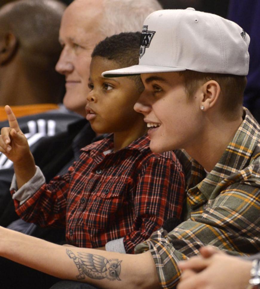 Während der Papa auf dem Spielfeld steht, kümmert sich Sänger Justin Bieber liebevoll um den kleinen Chris Paul, Sohn von dem Basketballspieler Chris Paul der Los Angeles Clippers