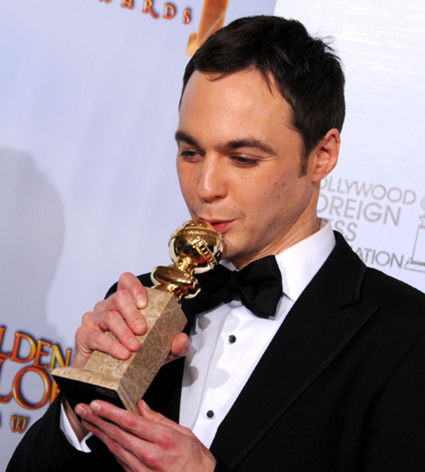 Jim Parsons küsst seinen Award als