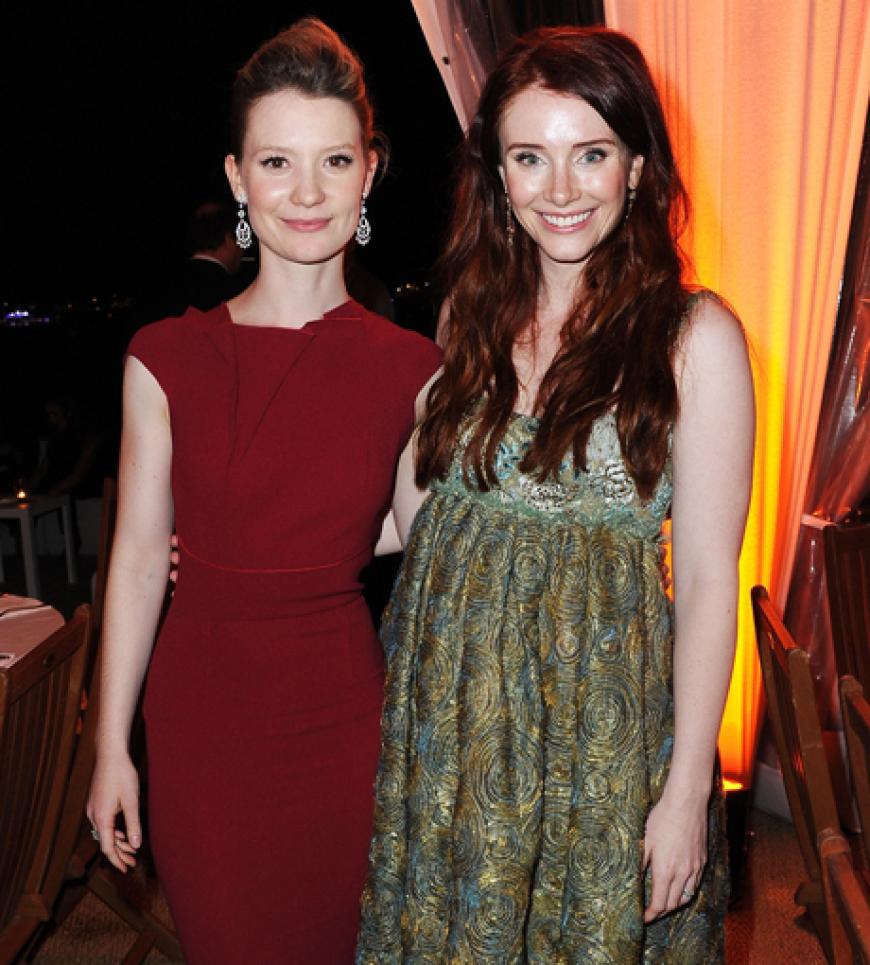 Mia Wasikowska und Bryce Dallas Howard stellten sich für ein Foto auf