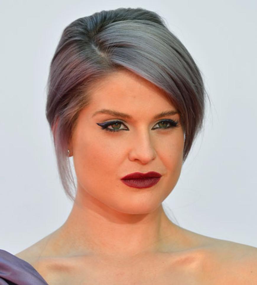 Kelly Osbourne trägt momentan nicht nur grau-violette Haare, sie setzt die angesagte Farbe auch auf ihre Lider. Mit den folgenden Produkten kann sich jeder ein bisschen Trend-Grau aufpinseln