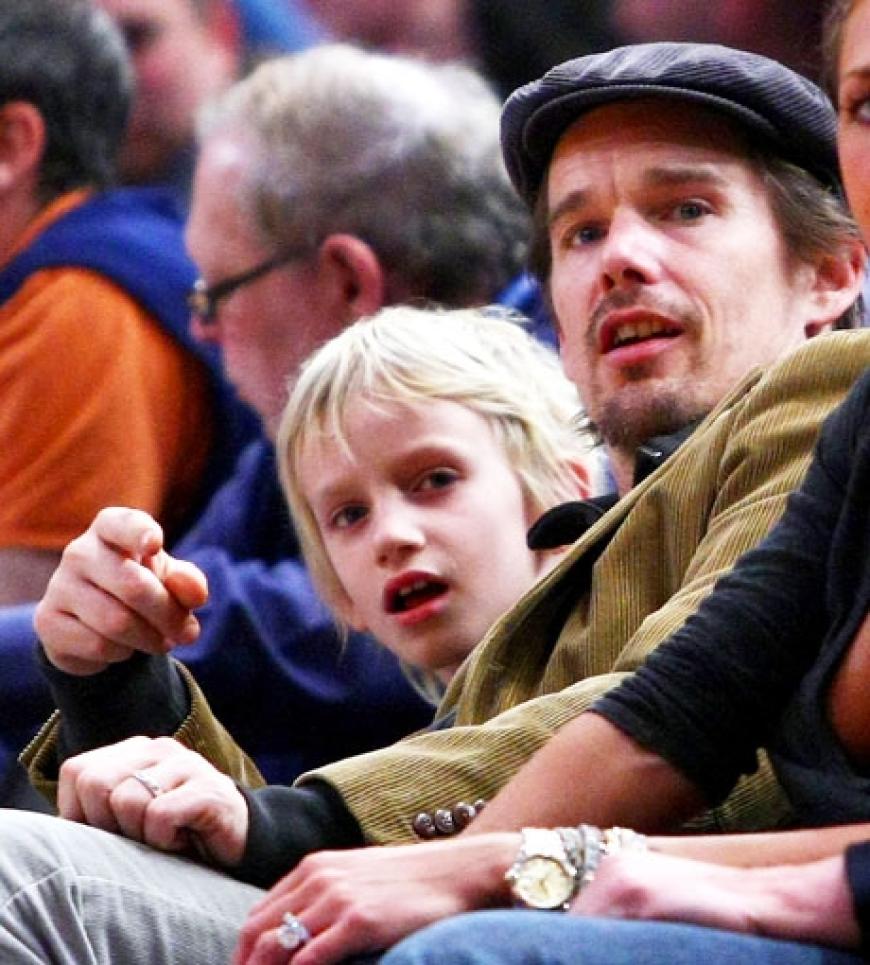 Ethan Hawke zeigt seinem Sohn Levon Roan, was ein richtiger Männersport ist