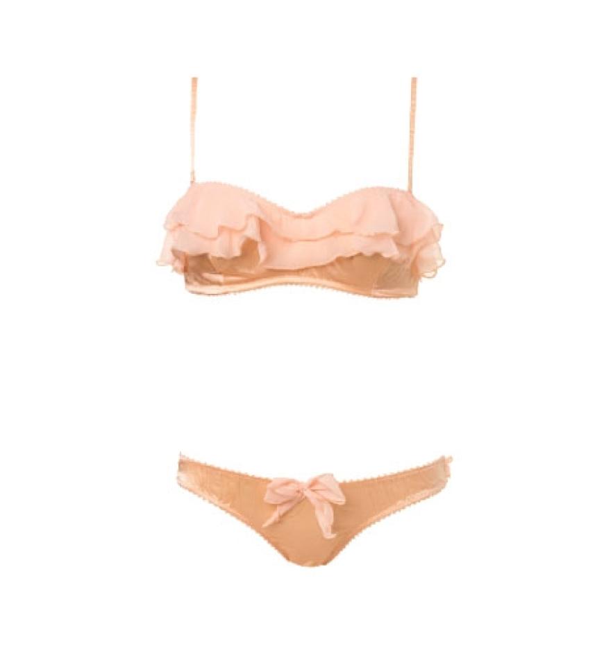 So unschuldig wie der erste Kuss:
Mit Volants und Schleife von Topshop, BH ca. 15 Euro, Slip ca. 10 Euro