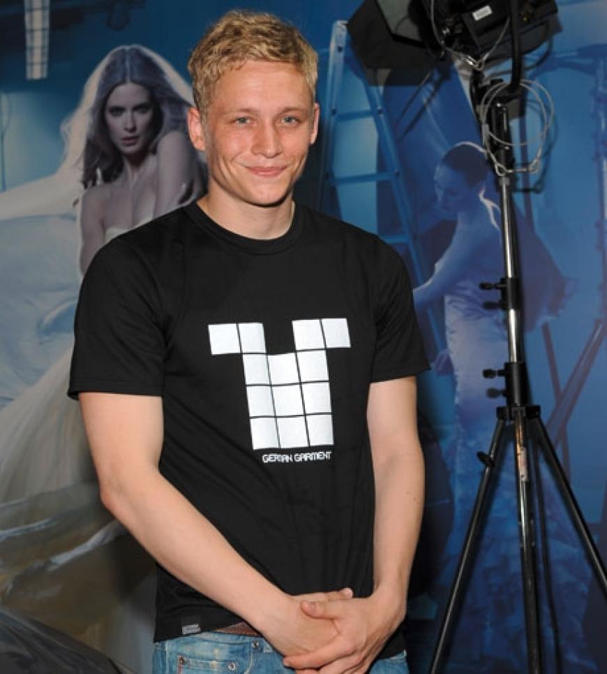 So macht man Werbung: Matthias Schweighöfer trägt ein T-Shirt aus der eigenen Kollektion