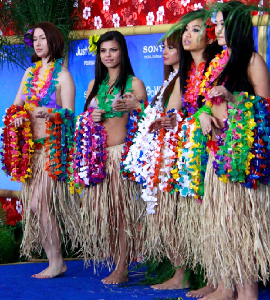 Weil der Film größtenteils auf Hawaii spielt, wurden die Premieren-Gäste von typischen Hula-Hula-Mädchen begrüßt