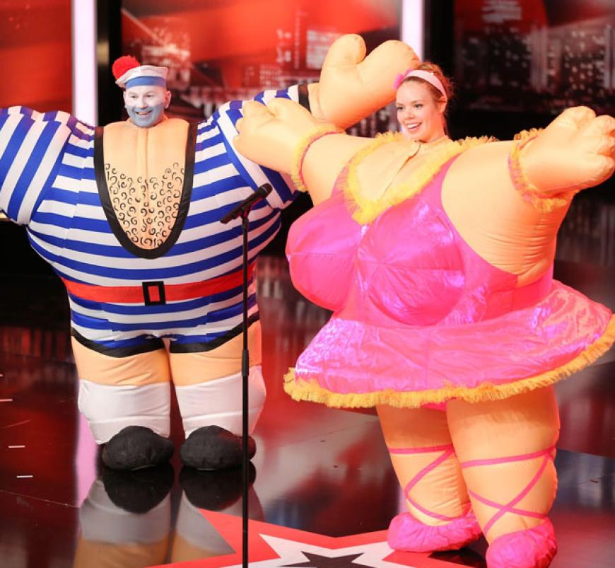 Positive People hüpfen in ihren Fatsuits über die Bühne. Lustig ist es auf jeden Fall, doch für die Jury nicht gut genug, um weiterzukommen