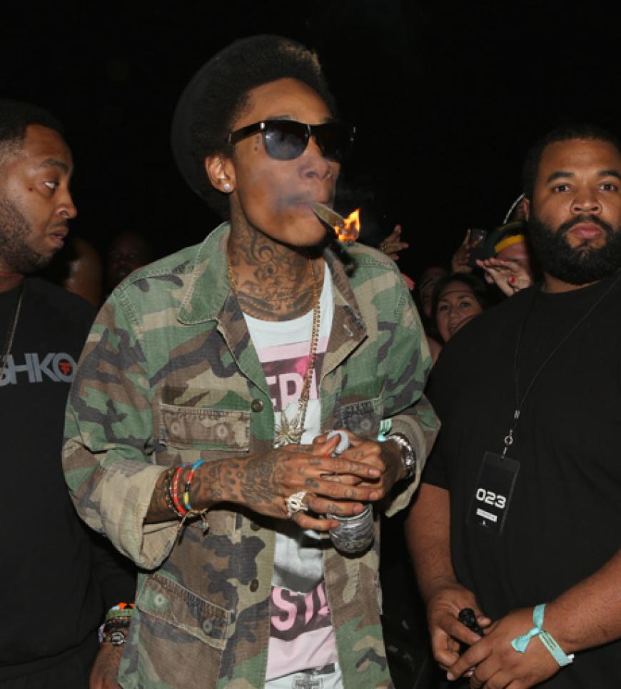 Wiz Khalifa zieht erstmal genüsslich an seinem Glimmstengel