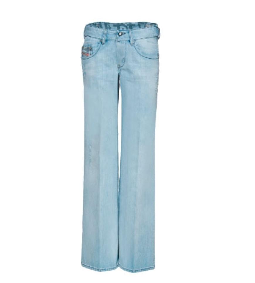 Light Denim: wie von der Sonne geküsst. Die neuen Jeans in Bleached-Optik sorgen für helle Aufregung. Unsere Styling-Favoriten dazu: verspielte Chiffonblusen, große Ketten und Plateausandalen im Retro-Stil. Light Denim mit Bügelfalte von Diesel, ca. 140 Euro
