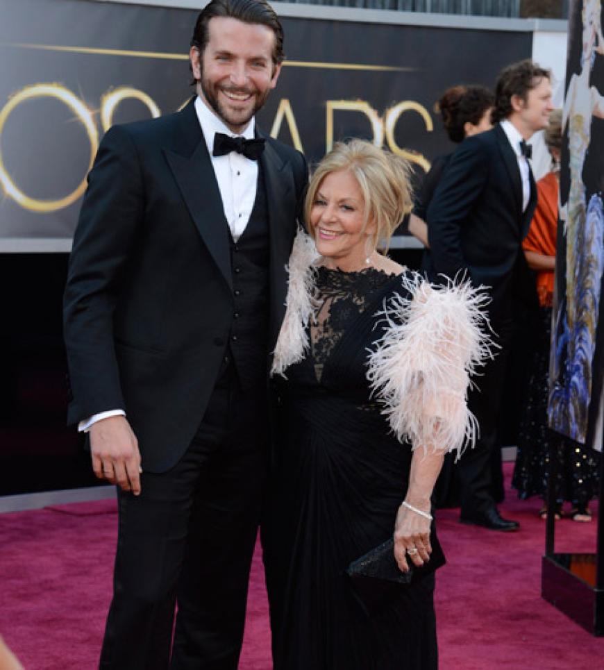 Bradley Cooper ist ein echtes Muttersöhnchen. Seine Mutter Gloria ist sein Ein und Alles.