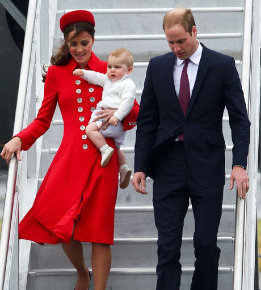 Am 7. April 2014 landet Kate mit Gatte und Sprössing in Wellington - der Auftakt für eine dreiwöchige Australien- und Neuseeland-Reise. Sie bezaubert in einem figurbetonten roten Mantel der britischen Designerin Catherine Walker