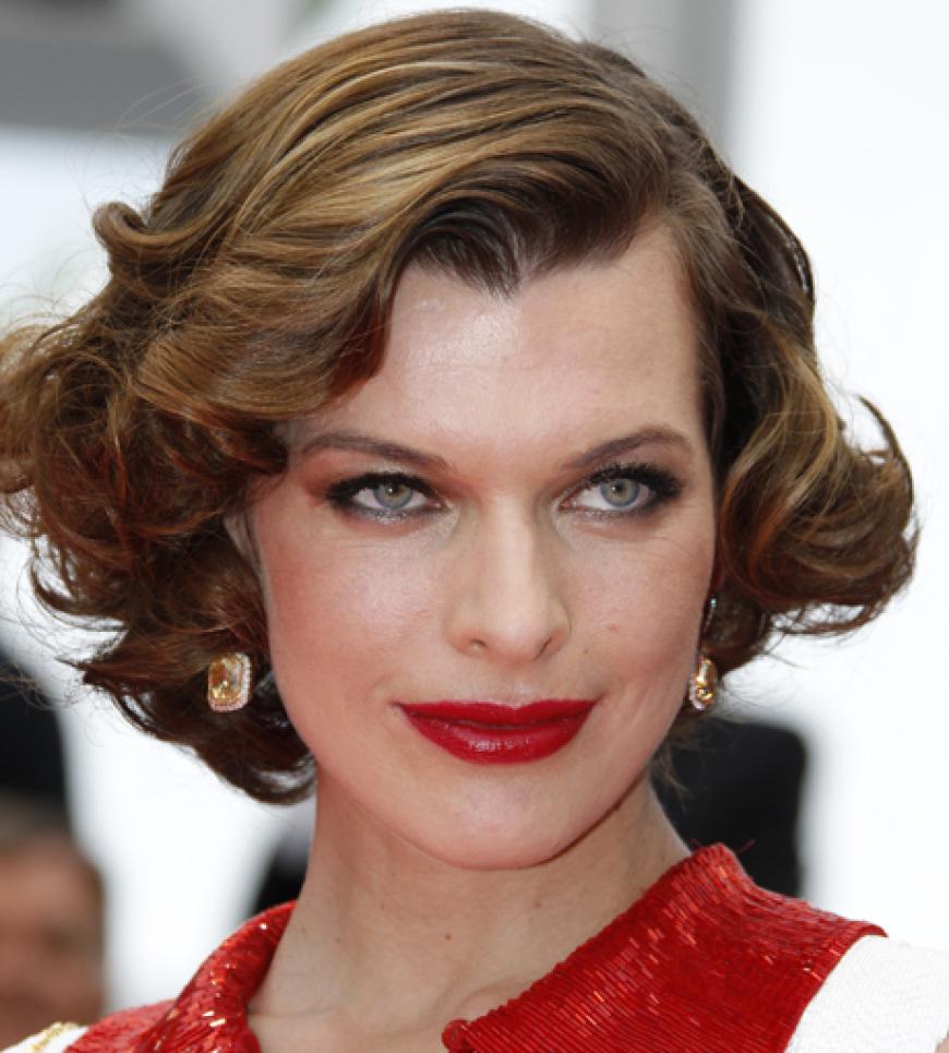 Mila Jovovich ganz ladylike