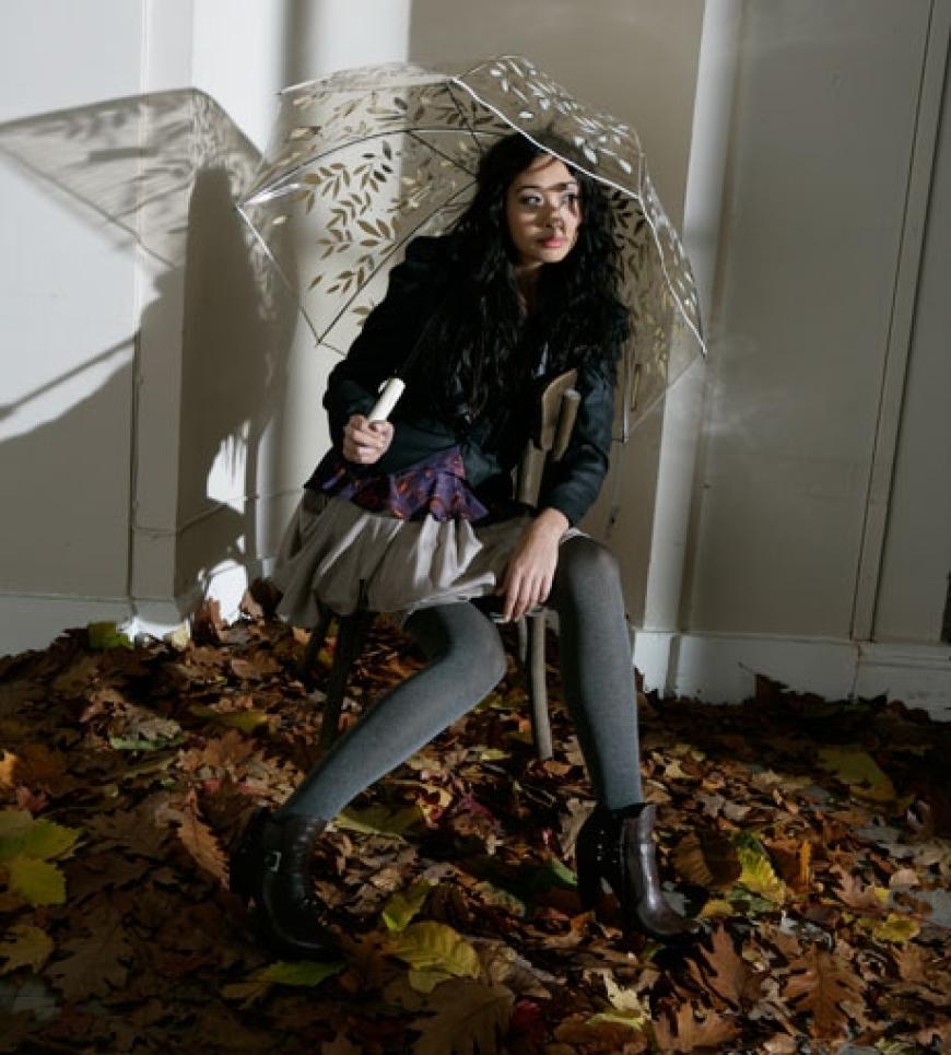 Kurzblazer mit Satinrevers von Guess by Marciano, ca. 290 Euro. Seidenbluse von Margit Brandt,
ca. 140 Euro. Ballonrock von Majaco, ca. 190 Euro. Schirm von Schuhmacher. Schuhe von Baldinini