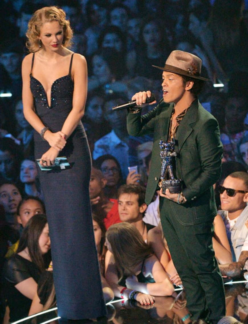 Zwei große Stars mit einem großen Größenunterschied: Taylor Swift übergab Bruno Mars seinen Award
