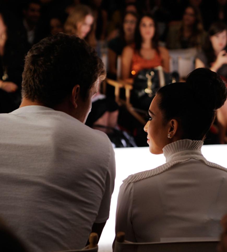 Schauten gespannt zu: Kim Kardashian, deren Schwester Kylie über den Catwalk lief, und ihr Ehemann Kris Humphries