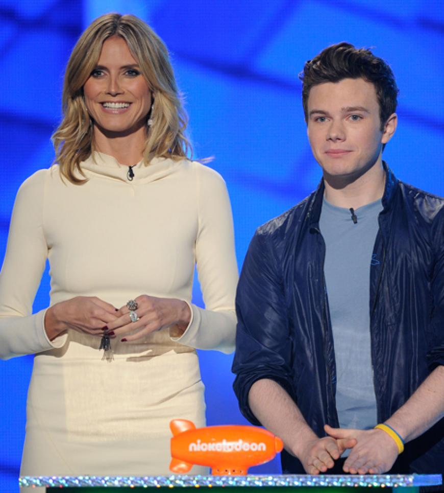 Dann kam der große Auftritt für Heidi Klum. Sie überraschte Schauspieler Chris Colfer ...