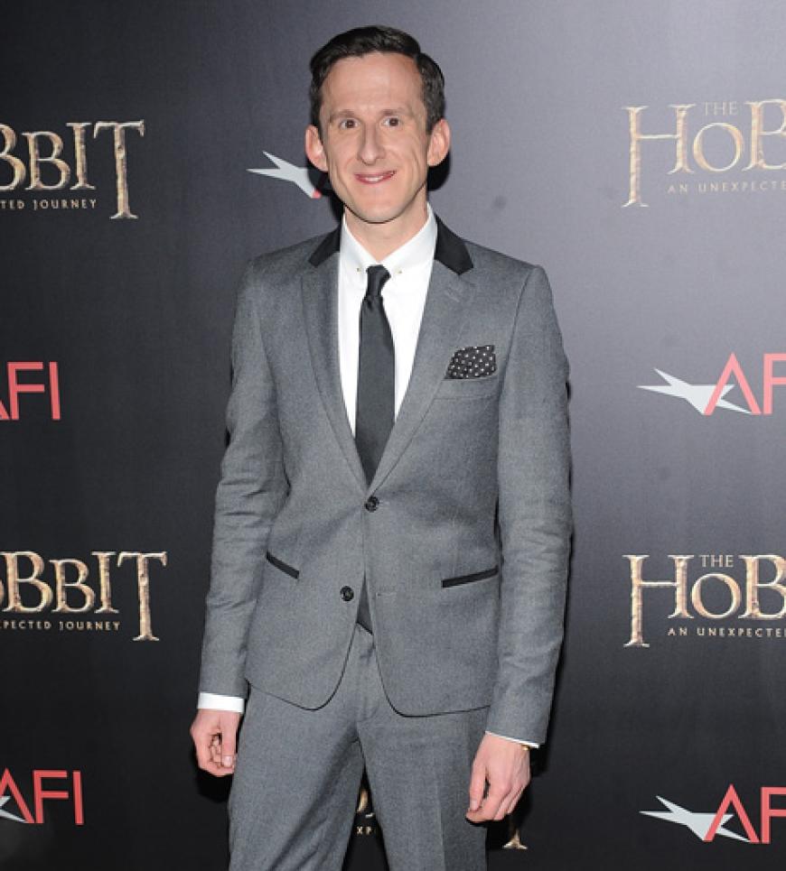 Adam Brown spielt im Film