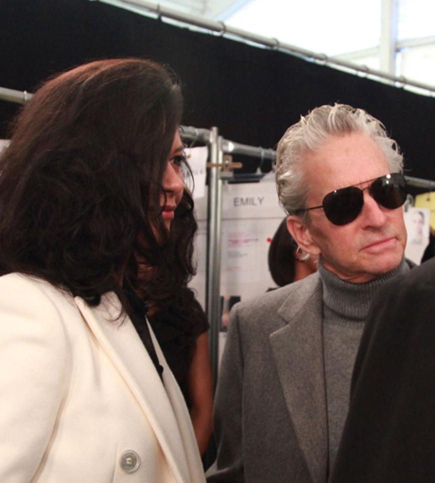 Die Krankheit ist so gut wie überstanden: Catherine Zeta Jones besuchte mit Ehemann Michael Douglas backstage Designer Michael Kors