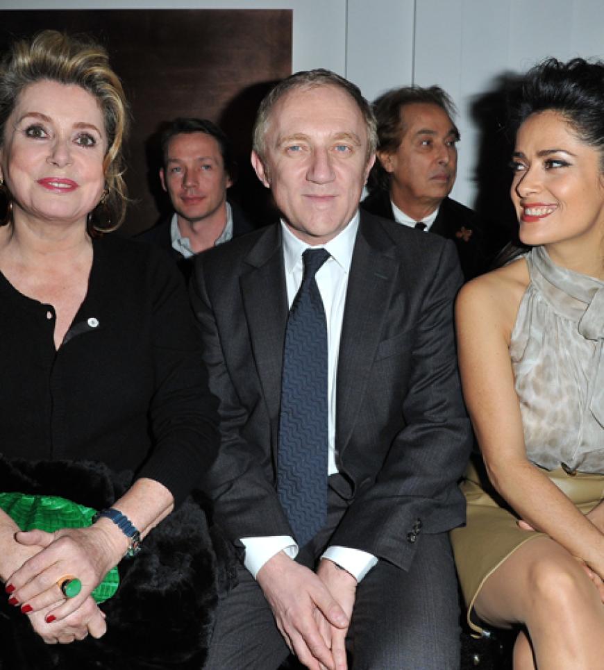 Catherine Deneuve, Francois-Henri Pinault, Salma Hakey bei Yves Saint-Laurent in der Frontrow