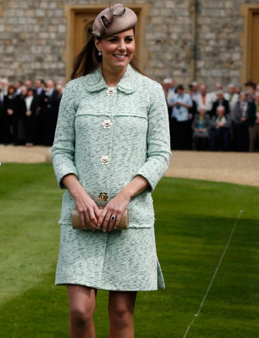 Herzogin Kate bei einer Ehrung im Windsor Castle - in schlichtem Mint (Mulberry)