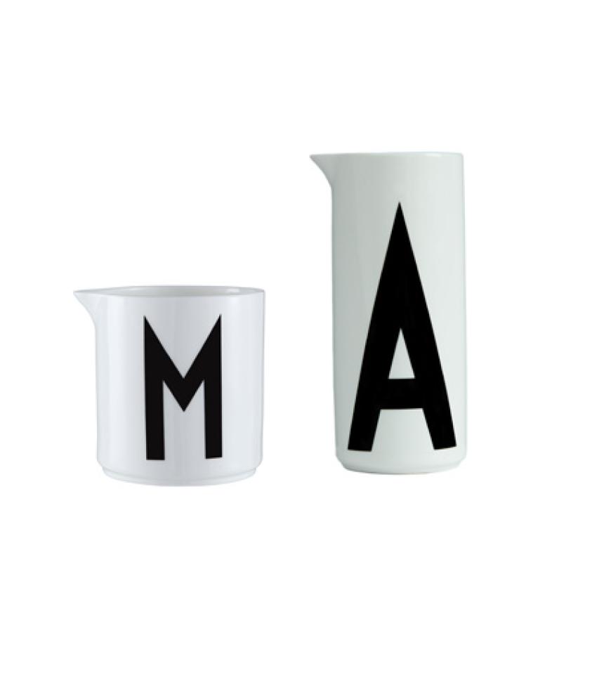 Stilisch und minimalistisch. Die Becher, Milchkännchen und Wasserkaraffen von Arne Jacobsen über Design Letters, ab ca. 20 Euro