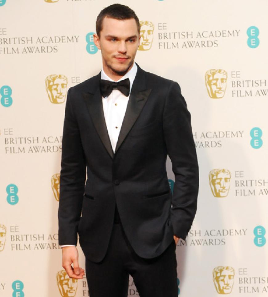 Der britische Film- und Theaterschauspieler Nicholas Hoult machte eine gute Figur