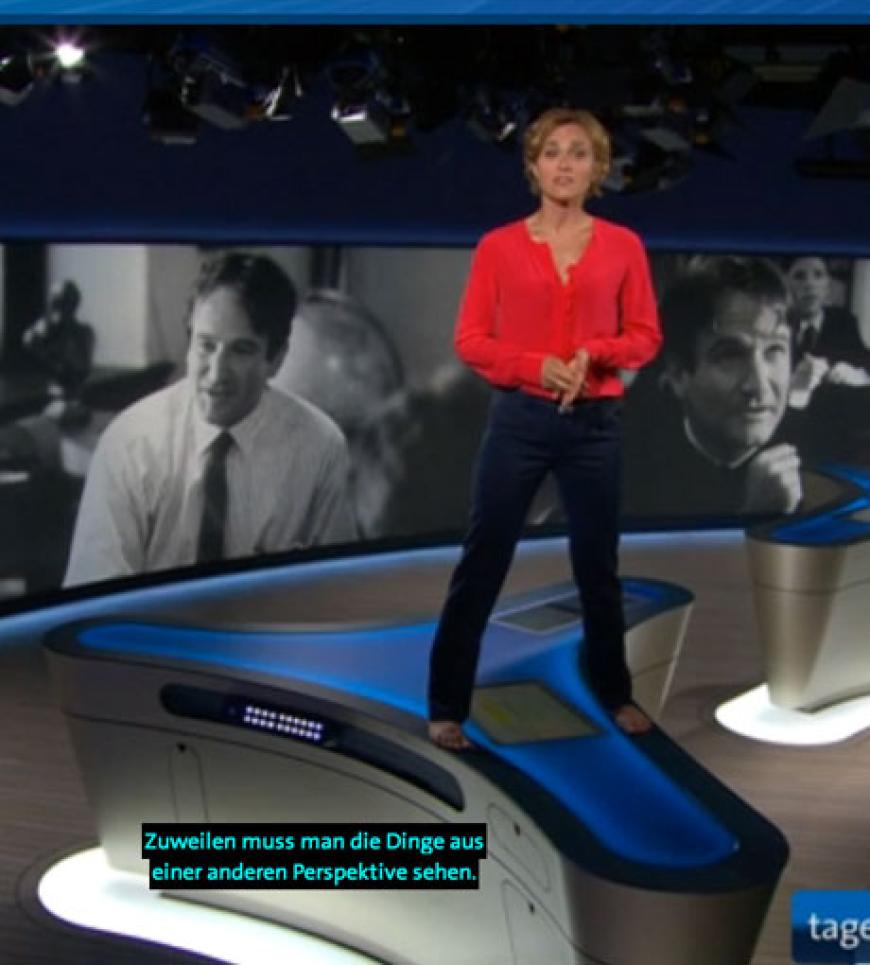 Tagesthemen vom 12. August 2014: Caren Miosga gedenkt Robin Williams mit einer Klettereinlage in der Live-Sendung