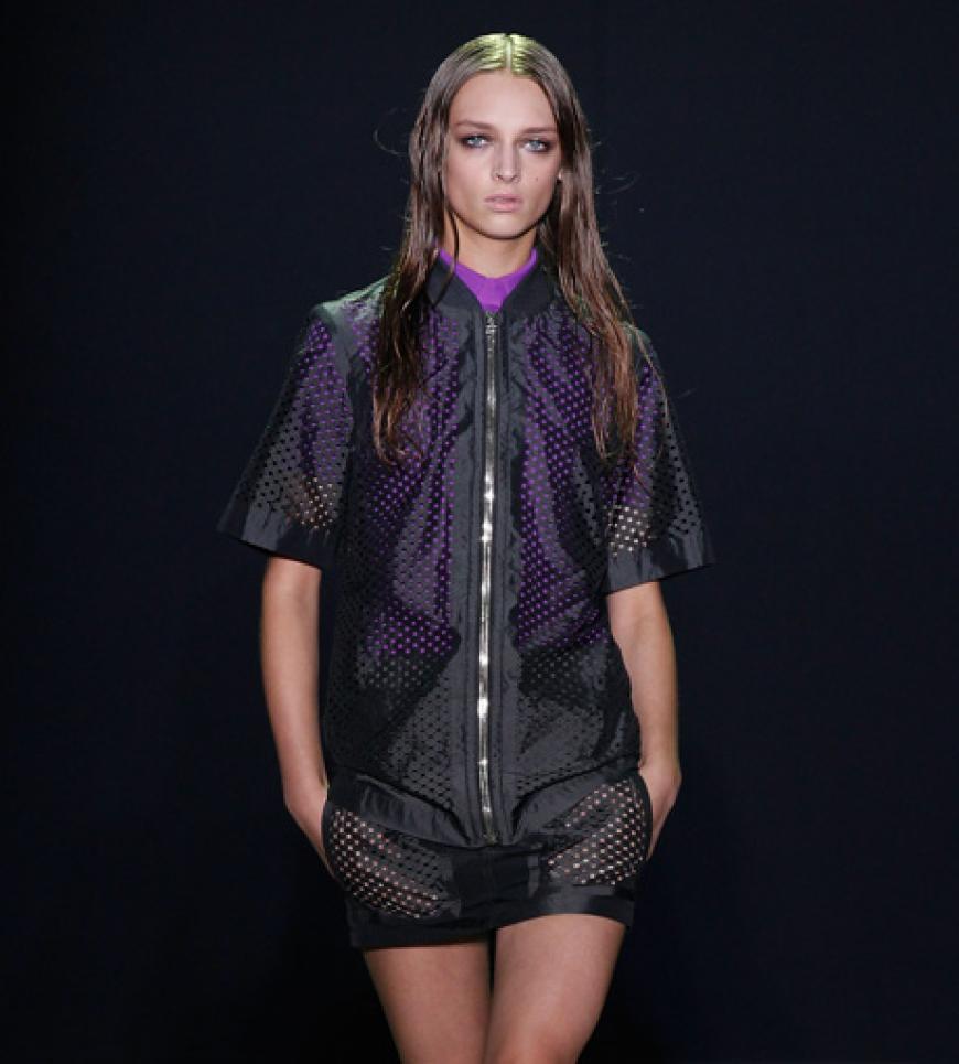Alexander Wang begeistert auf dem Catwalk mit sportlicher Leichtigkeit. Seine Overalls sind aus glänzenden Techno-Stoffen.
