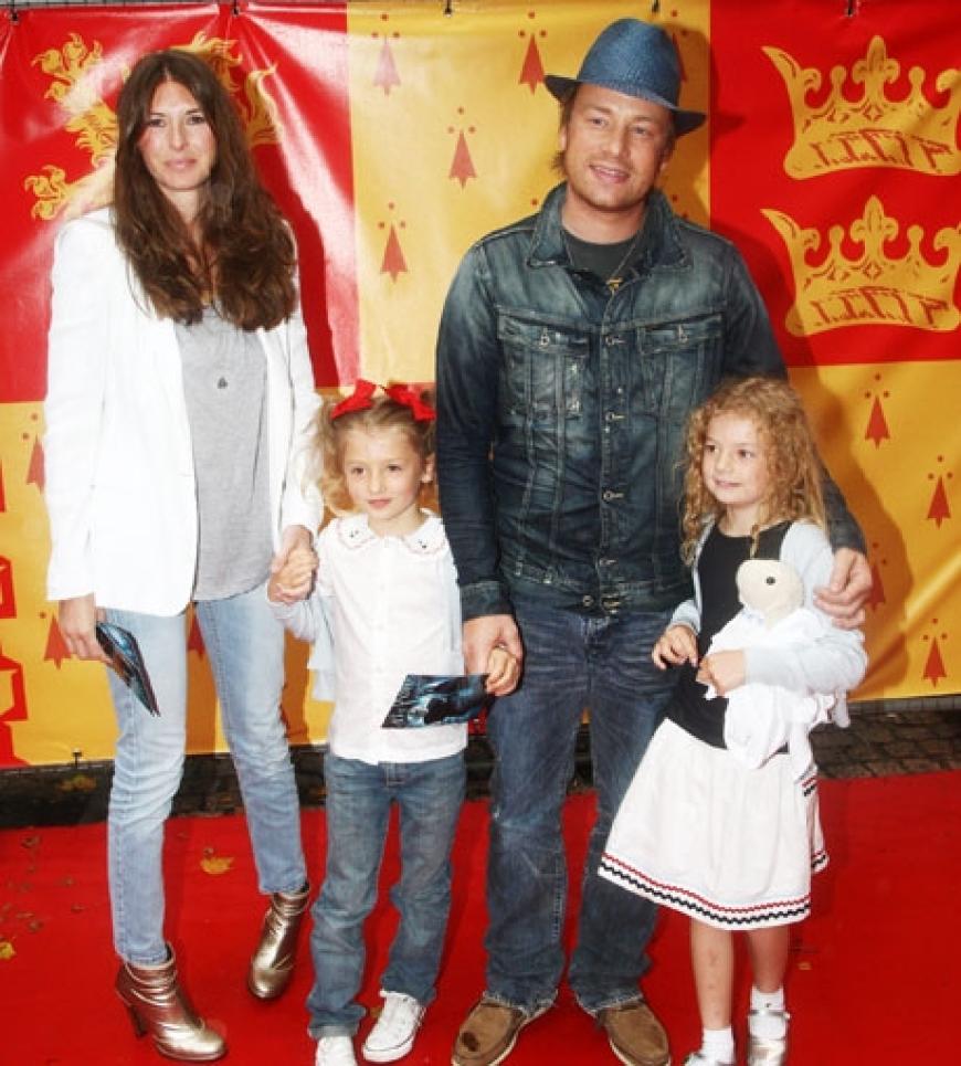 Namen zu kreieren, ist für Star-Koch Jamie Oliver offenbar nicht viel schwieriger als kochen. Ein paar Vokale, eine Prise Konsonanten und dazu ein Schuss Honig. Das Ergebnis: Sohn Buddy Bear Maurice Oliver und die drei Töchter Daisy Boo, Poppy Honey und Petal