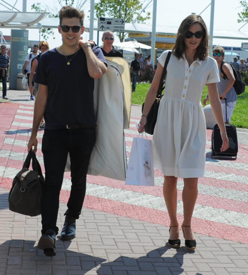 Keira Knightley ist angekommen! Mit ihrem Gatten James Righton gibt die schöne Britin am Flughafen von Venedig ein sehr schickes Pärchen ab