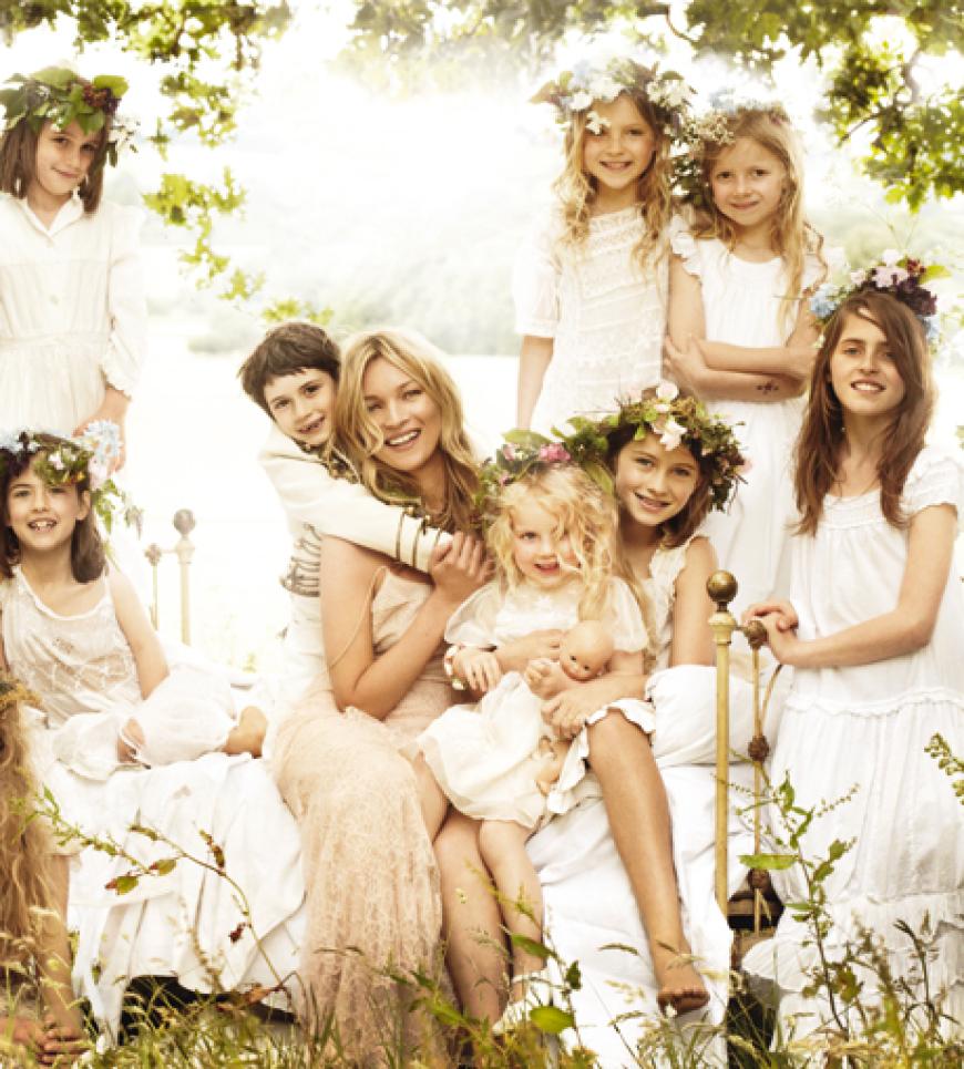 Kate Moss an ihrem Hochzeitstag mit ihren Blumenmädchen