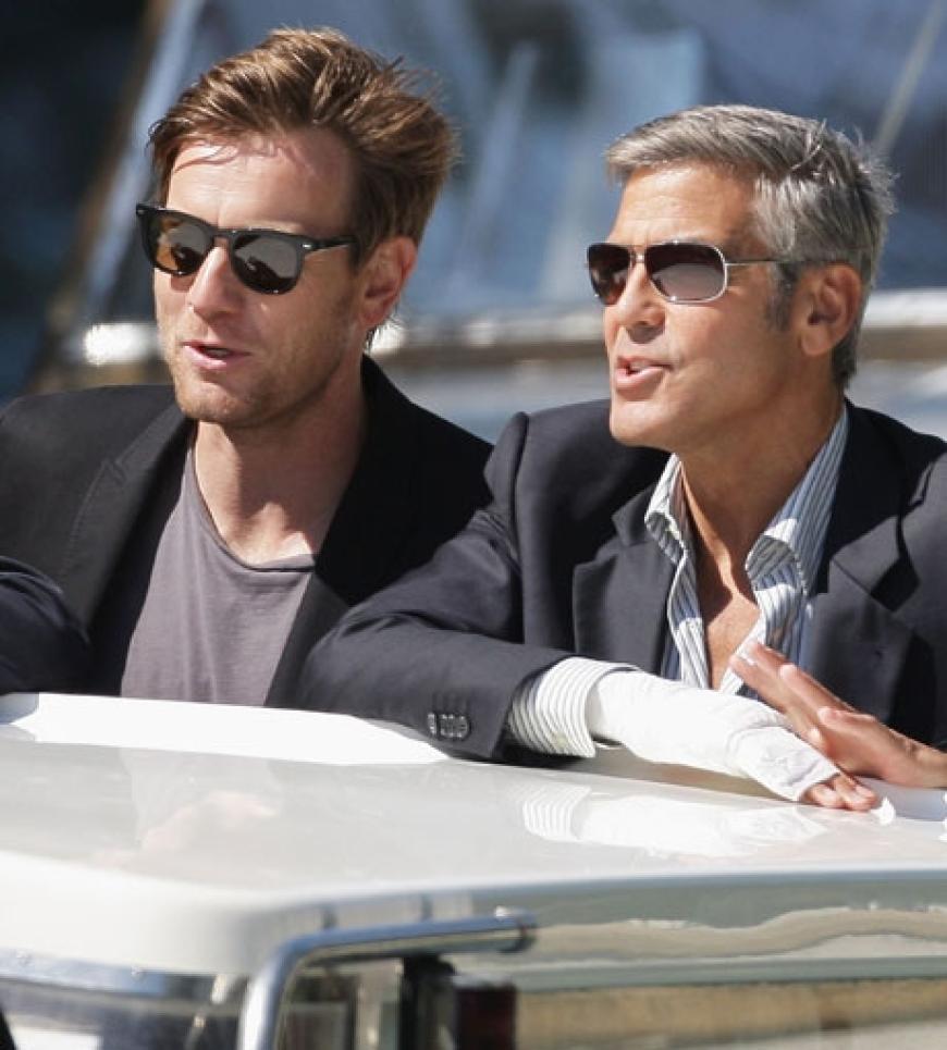 Mit dem Wassertaxi geht es zur Premiere - den beiden Hauptdarsteller Ewan McGregor und George Clooney von
