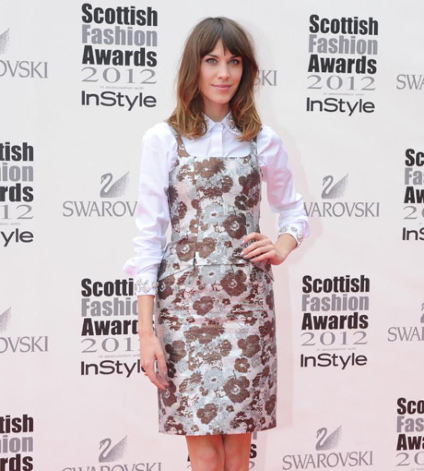 It-Alexa Chung kombiniert zum Christopher Kane Dress eine schlichte weiße Bluse