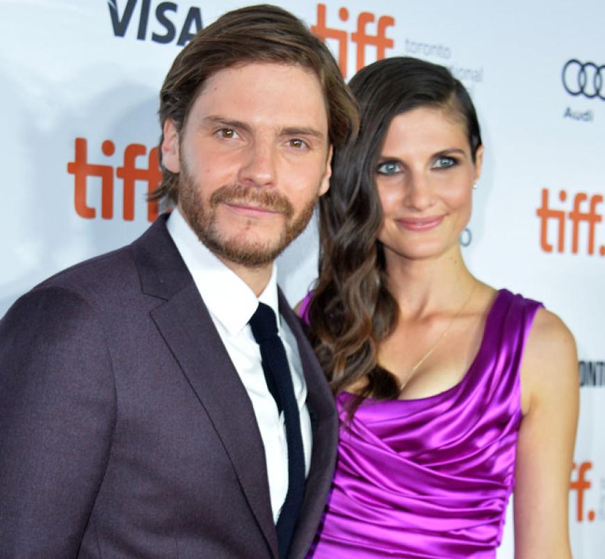 Oh Canada! In der kanadischen Großstadt Toronto versammeln sich derzeit die Hollywood-Stars. Unter ihnen: Daniel Brühl und seine Freundin Felicitas Rombold. Der Schauspieler begeistert Kritiker im Formel-1-Drama