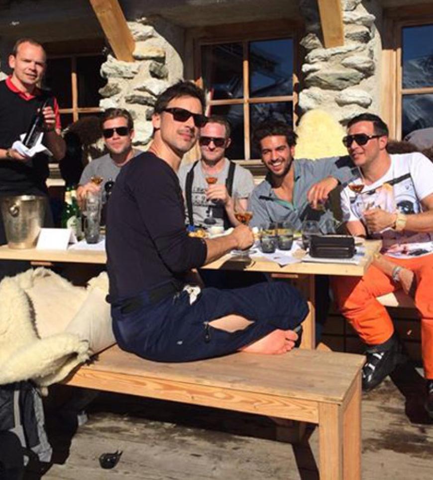Elyas M'Barek entspannt sich mit Florian David Fitz und anderen Freunden in den Bergen