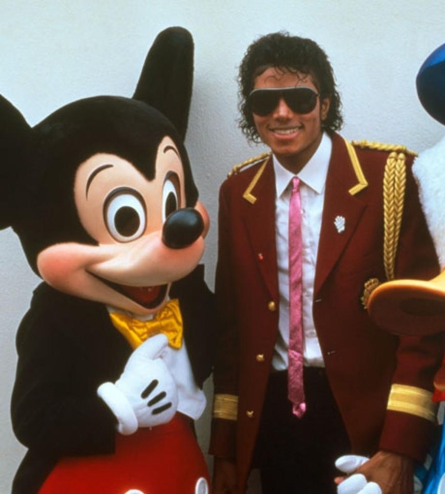 Er urlaubte in Disneyland und wurde von den Paparazzi umlagert