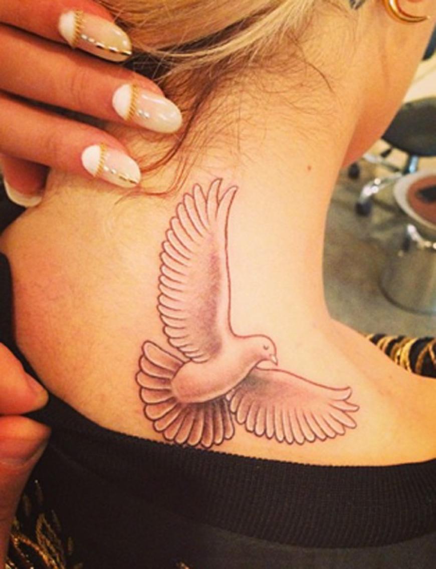 Liebe, die unter die Haut geht: Nun prangt eine große weiße Taube auf der rechten Hals-Schulter-Partie von Sängerin Rita Ora, die ihr der New Yorker Tattoo-Künstler Bang Bang stach