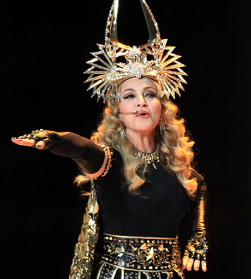 Ihr spektakuläres Outfit stammt von Givenchy Couture