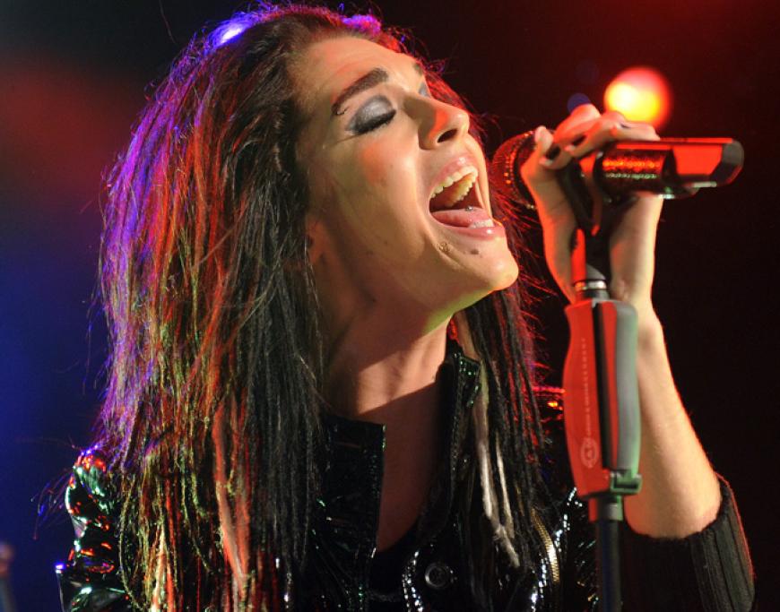 2009: Bill Kaulitz mit Rastas auf einem Konzert