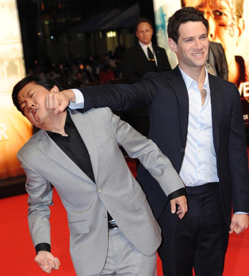 Die beiden Stars Ken Jeong und Justin Bartha scherzen auf dem Roten Teppich herum