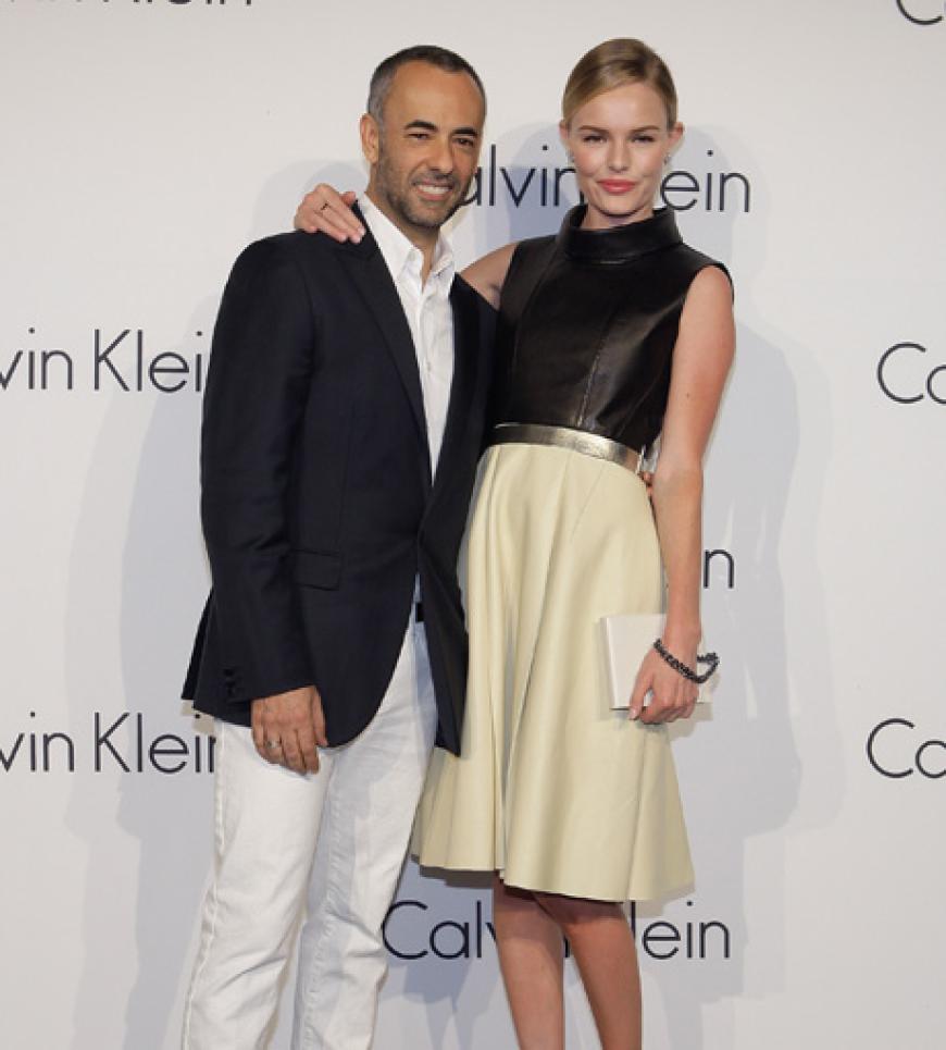Der cleane Look von Calvin Klein passt perfekt zu der zierlichen Schauspielerin. Hier besucht sie eine Veranstaltung gemeinsam mit Calvin Klein-Designer Francisco Costa