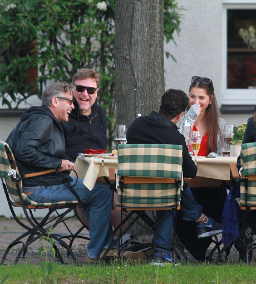 Na, wer lässt es sich hier in Gartenstühlen gutgehen? George Clooney!